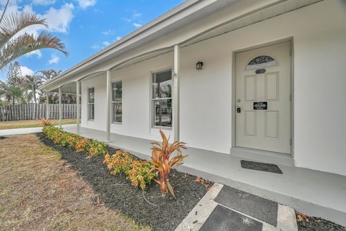 105 Se Castana Ct, Port St. Lucie, FL, 34983-8428 | Card Image