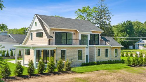 135 South Rd, Westhampton, NY, 11977-1523 | Card Image
