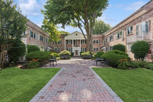 a3-43 N Forest Ave, Rockville Centre, NY, 11570-5413 | Card Image