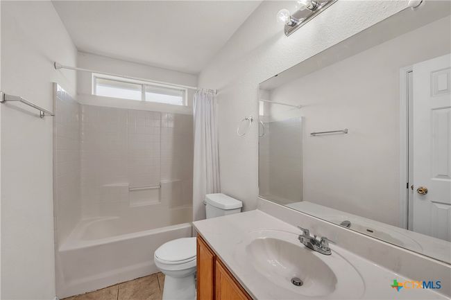 Guest bathroom with tub/shower combo | Image 21