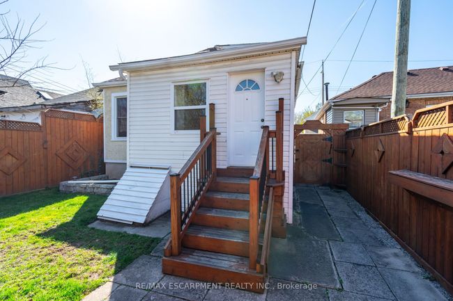 114 London St N, House other with 3 bedrooms, 2 bathrooms and 2 parking in Hamilton ON | Image 40