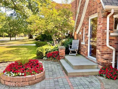 815 W Oakridge St, Ferndale, MI, 48220-2753 | Card Image