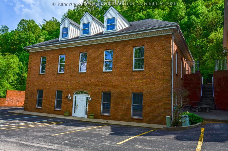 1 Courtney Dr, Charleston, WV 25304