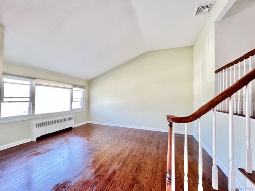 44 Bruce Ln, Westbury, NY, 11590-1641 | Card Image