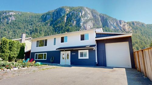 38302 Hemlock Ave, Squamish, BC, V8B0W9 | Card Image