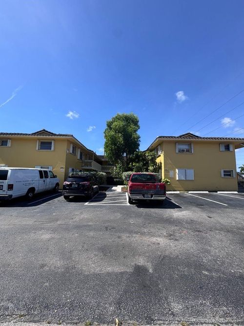 apt-8-890 Nw 39th St, Oakland Park, FL, 33309-5076 | Card Image