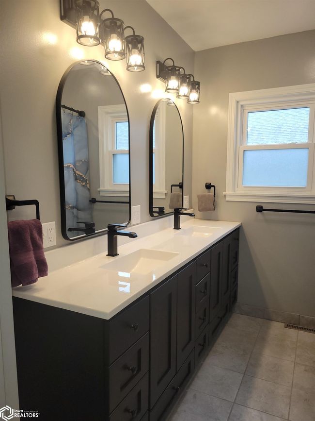 1020 W Broadway St, Home with 3 bedrooms, 2 bathrooms and 2 parking in Eagle Grove IA | Image 9