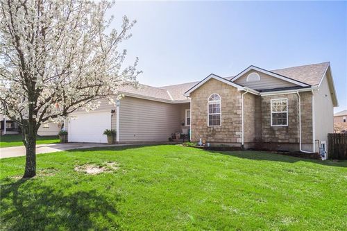 2180 Rock Creek Dr, Tonganoxie, KS, 66086-4363 | Card Image