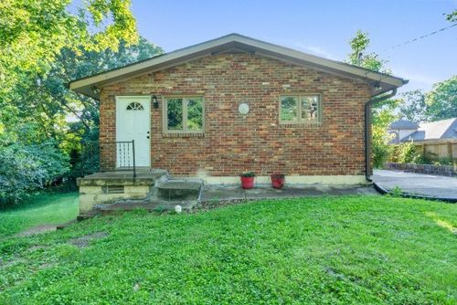 946 Greenwood Ave, Clarksville, TN, 37040-7623 | Card Image