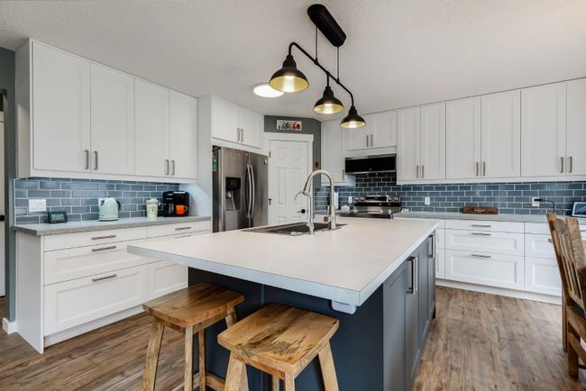 781 Cimarron Close, Home with 3 bedrooms, 3 bathrooms and 4 parking in Okotoks AB | Image 2