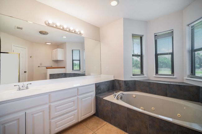 10101 Round Hill Rd, House other with 4 bedrooms, 4 bathrooms and null parking in Fort Worth TX | Image 14