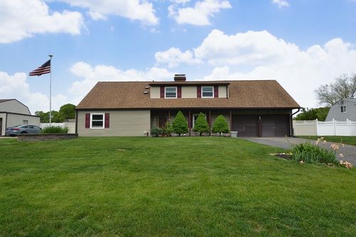 22 Honeysuckle Ln, Holtsville, NY, 11742-1221 | Card Image