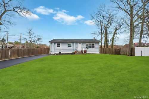 19 Windus Dr, Shirley, NY, 11967-3103 | Card Image