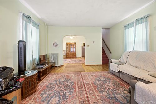 28 Glen Rd, Yonkers, NY, 10704-3618 | Card Image