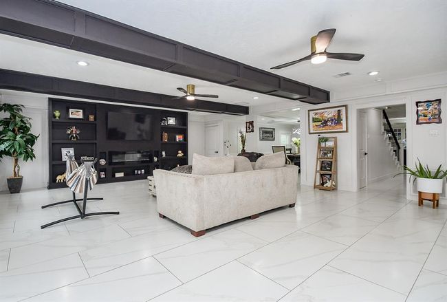 4615 W Walnut St, House other with 5 bedrooms, 4 bathrooms and 2 parking in Pearland TX | Image 5