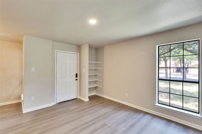 Living Room/Entrance | Image 6