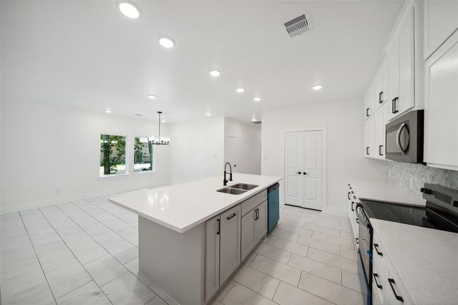 708 Azalea St, House other with 4 bedrooms, 2 bathrooms and 2 parking in Prairie View TX | Image 6