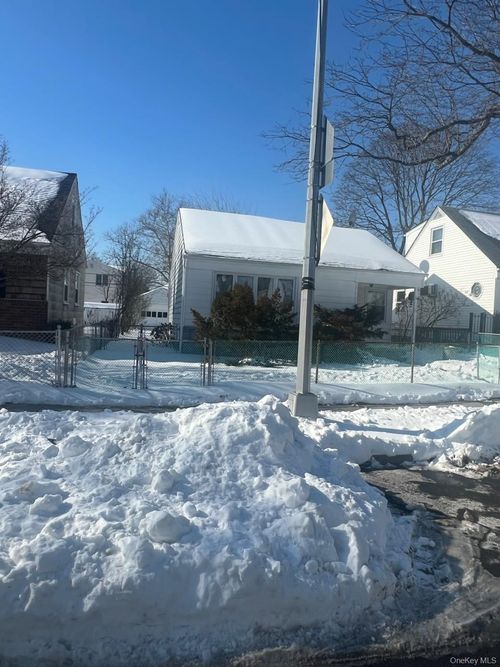 7950 262nd St, Glen Oaks, NY, 11004-1302 | Card Image