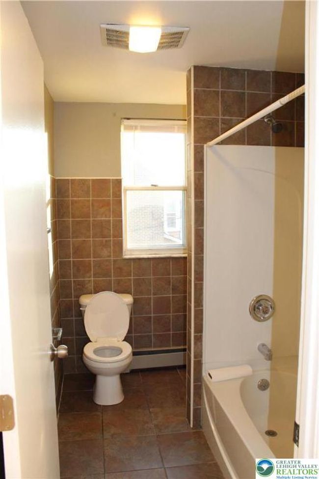 2nd Floor Full Bathroom | Image 10
