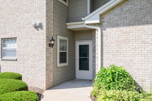 18730 Emerald Cir, Brookfield, WI, 53045-3696 | Card Image