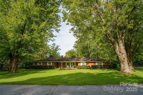 335 Lake Circle Dr, Hendersonville, NC, 28792-3016 | Card Image