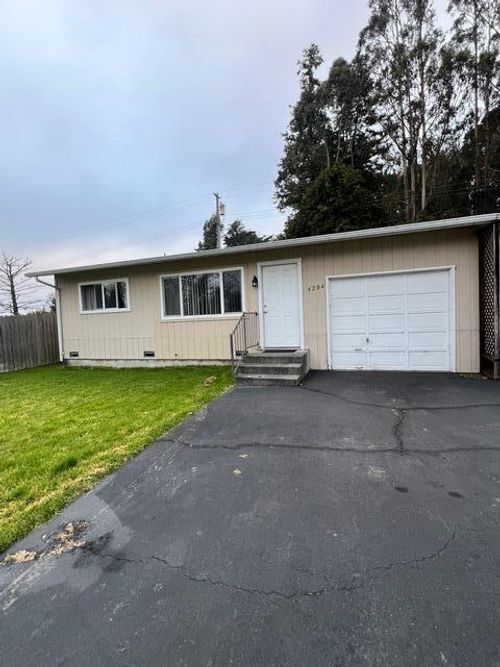 4204 Loop Rd, Fortuna, CA, 95540-3129 | Card Image