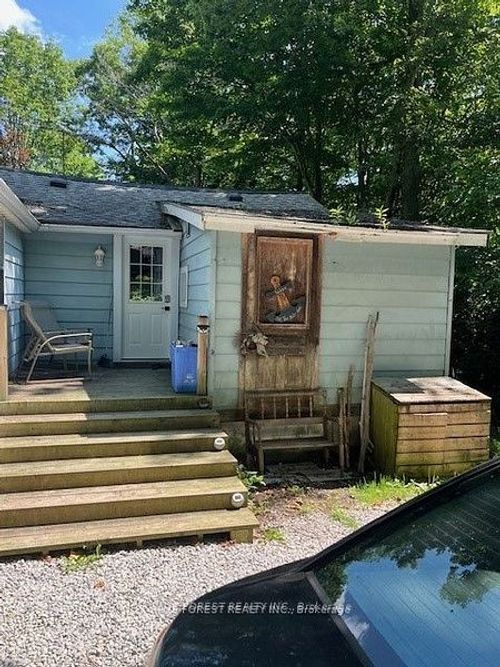 27989 Park Dr, Wallacetown, ON, N0L2M0 | Card Image