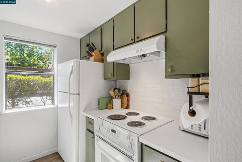 820 Camelback Pl, Pleasant Hill, CA, 94523-1236 | Card Image