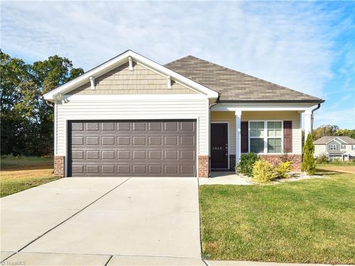 1548 Spring Grove Dr, Winston Salem, NC, 27103 | Card Image