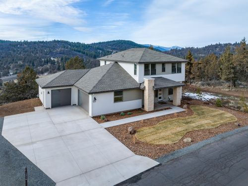 1216 Vine Maple Dr, Klamath Falls, OR, 97601-8745 | Card Image