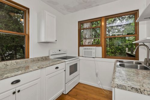 b-11 Silver St, South Hadley, MA, 01075-1615 | Card Image