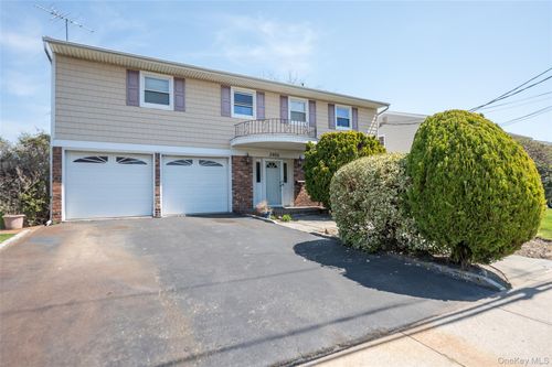 3905 Greentree Drive, Hempstead, NY, 11572 | Card Image