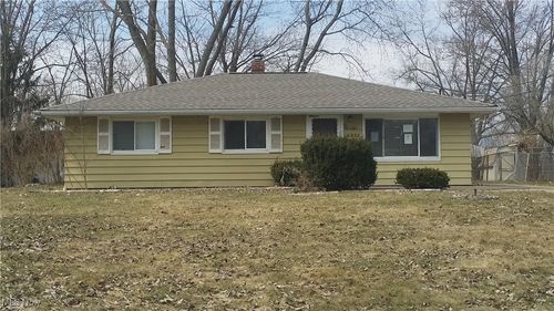 6574 Burton Dr, Brook Park, OH, 44142-1204 | Card Image