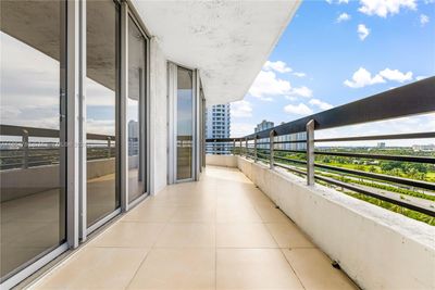 905 - 3400 Ne 192nd St, Condo with 3 bedrooms, 2 bathrooms and null parking in Aventura FL | Image 2