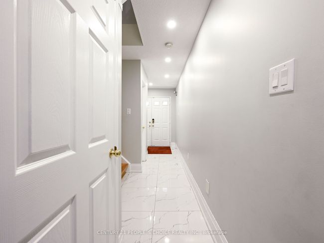 22 Gilgorm Rd, Condo with 3 bedrooms, 3 bathrooms and 1 parking in Brampton ON | Image 5