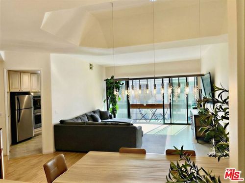 apt-203-750 S Bundy Dr, Los Angeles, CA, 90049-4955 | Card Image