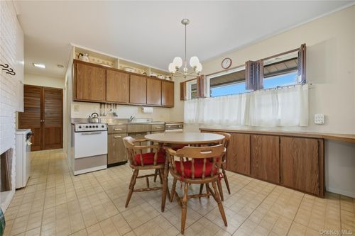 150 Kingfisher Rd, Levittown, NY, 11756-2118 | Card Image