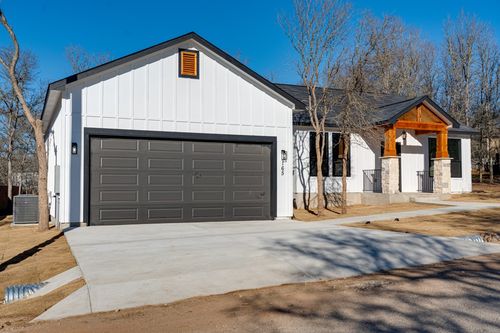 165 Nuuanu Ln, Bastrop, TX, 78602-6002 | Card Image