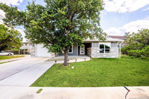 950 Paradise Dr, Canyon Lake, TX, 78133-5687 | Card Image