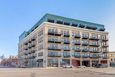 712 - 1645 W Ogden Avenue, Condo with 3 bedrooms, 2 bathrooms and 1 parking in Chicago IL | Image 1