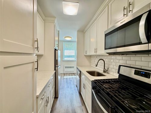 l4-47-27 Little Neck Pkwy, Little Neck, NY, 11362 | Card Image