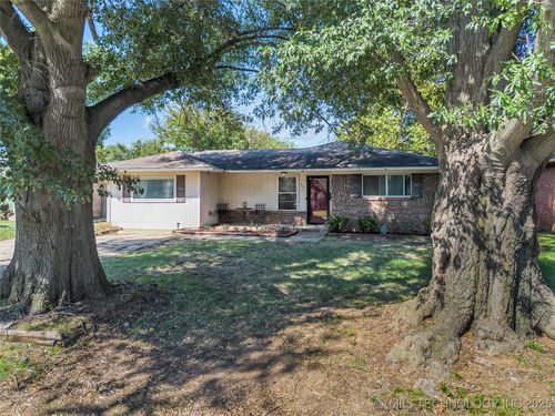 703 Cottonwood St, Ardmore, OK, 73401-1323 | Card Image