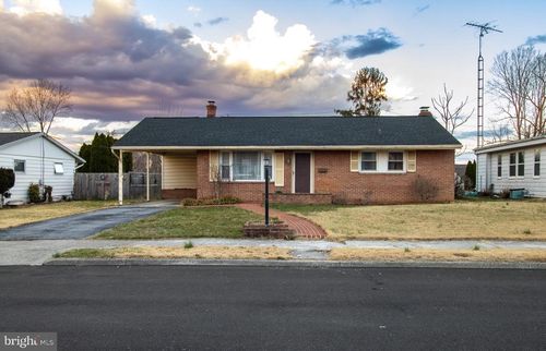 1114 Circle Dr, MARTINSBURG, WV, 25401-1818 | Card Image