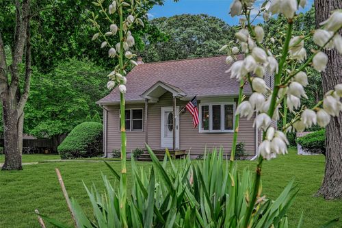 357 Church Ln, Riverhead, NY, 11901-5511 | Card Image