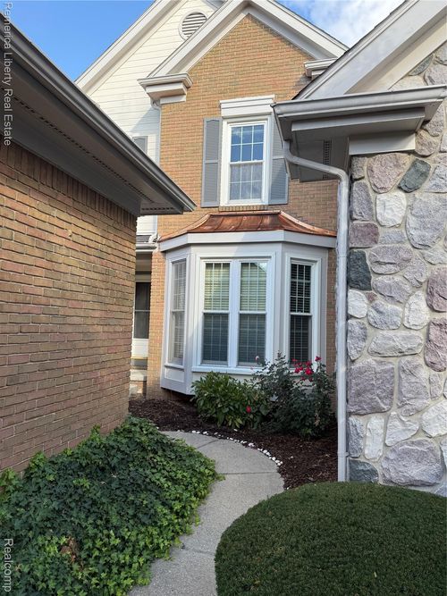 189-39484 Village Run Dr, Northville, MI, 48168-3464 | Card Image