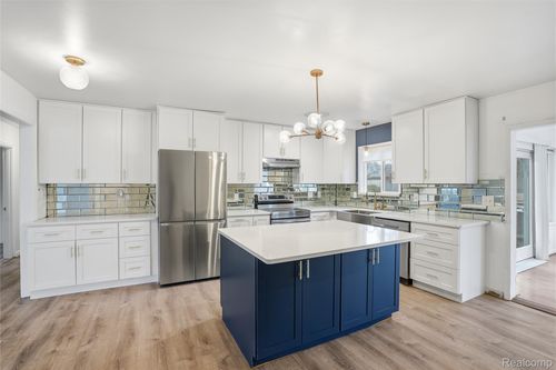 2707 Pine Ridge Rd, West Bloomfield, MI, 48324-1960 | Card Image