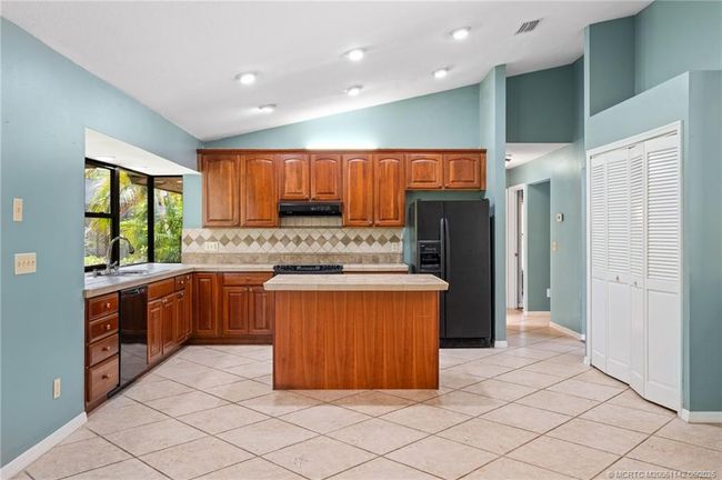 1339 Se Coral Reef St, House other with 3 bedrooms, 2 bathrooms and 2 parking in Port Saint Lucie FL | Image 25