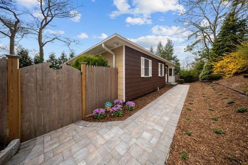 6 Park Dr, Rocky Point, NY, 11778-8841 | Card Image