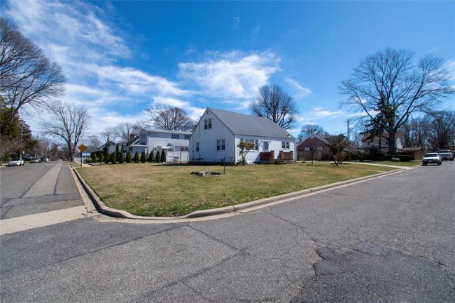 2135 Maple St, House other with 5 bedrooms, 1 bathrooms and 4 parking in North Baldwin NY | Image 4