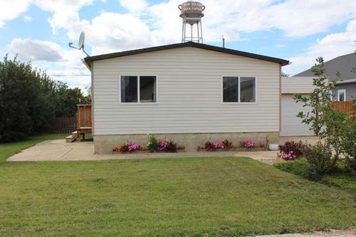 605 2 Street W, Bow Island, AB, T0K0G0 | Card Image